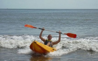  Aprende a surfear las olas en su kayak 